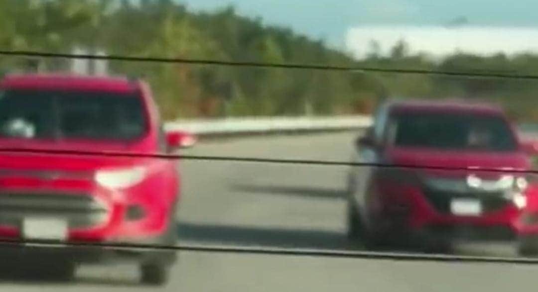 Video: Taxistas emboscan y amenazan a turistas afuera del Riu Costa Mujeres