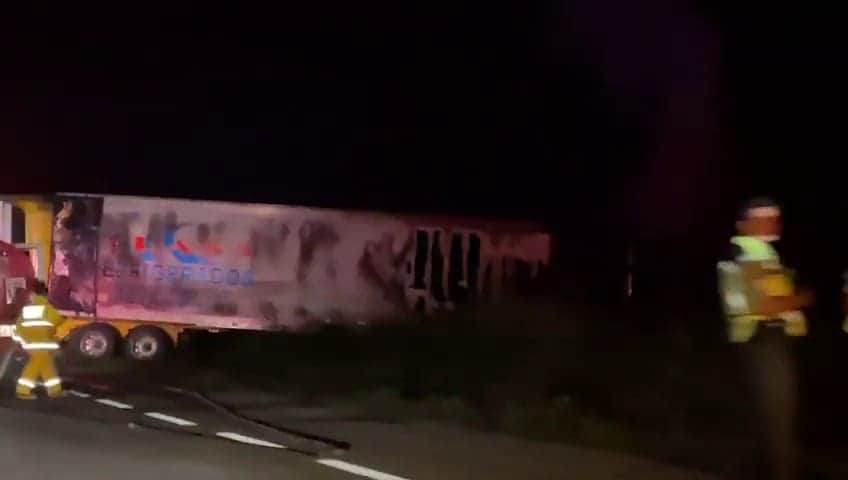 Se incendian camioneta y tráiler tras chocar en las inmediaciones de Bacalar