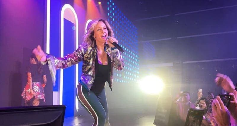 Fey ofrece concierto sorpresa, a poco de iniciar gira con la Guzmán