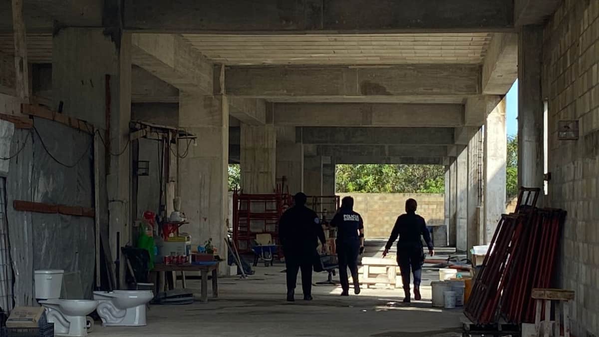 Detienen a dos hombres en vehículo con armas, en la Zona Hotelera de Cancún