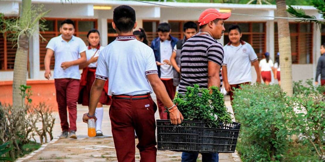 Apoya gobierno de Puerto Morelos a padres de familia en el registro de estudiantes de nuevo ingreso