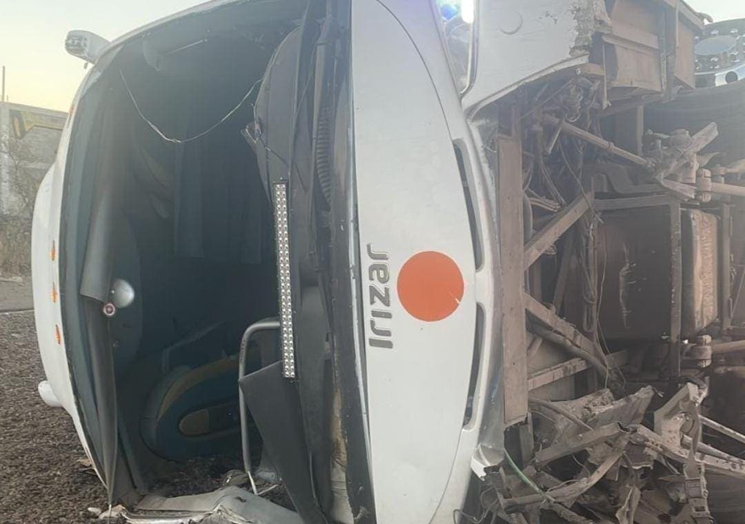 Video: Vuelca un camión con peregrinos en la México-Puebla; hay 3 muertos