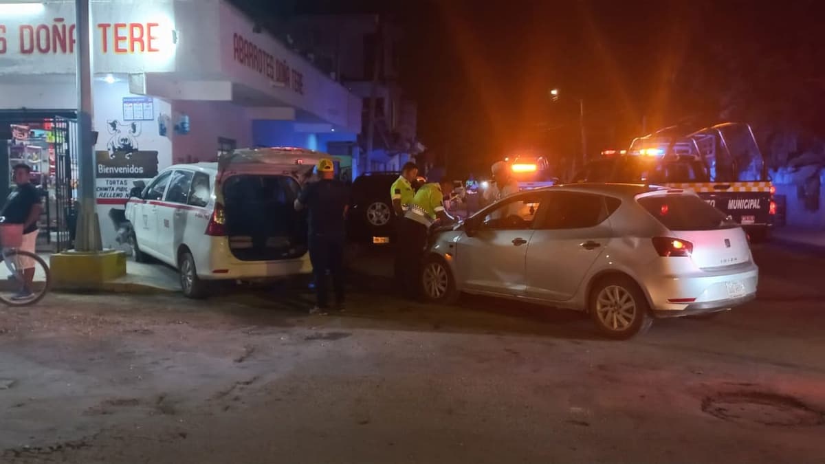 Automovilista ebrio choca contra taxi en Tulum