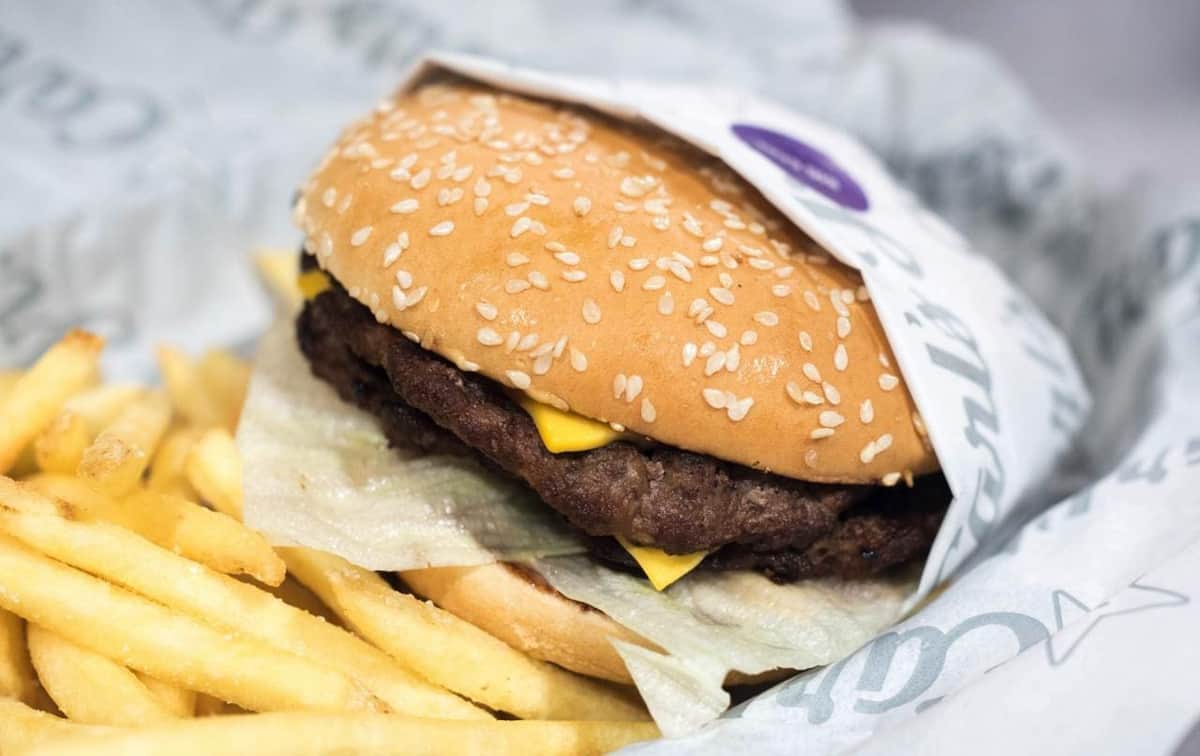 VIDEO: Exhiben hamburguesa de Carl’s Jr que “incluía” cucaracha