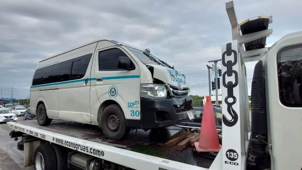 Deja al menos 10 lesionados choque entre auto y combi de transporte foráneo en Playa del Carmen