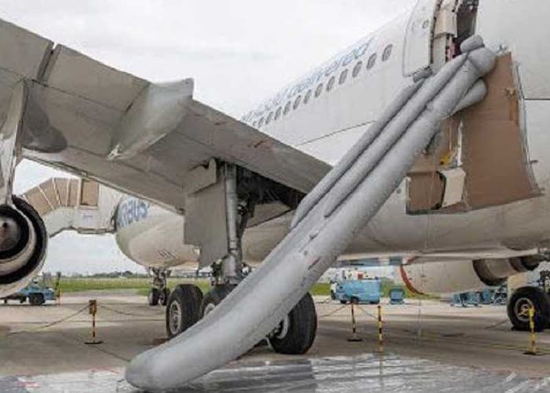 Arrestan a viajero por desplegar tobogán de emergencia de avión en EU