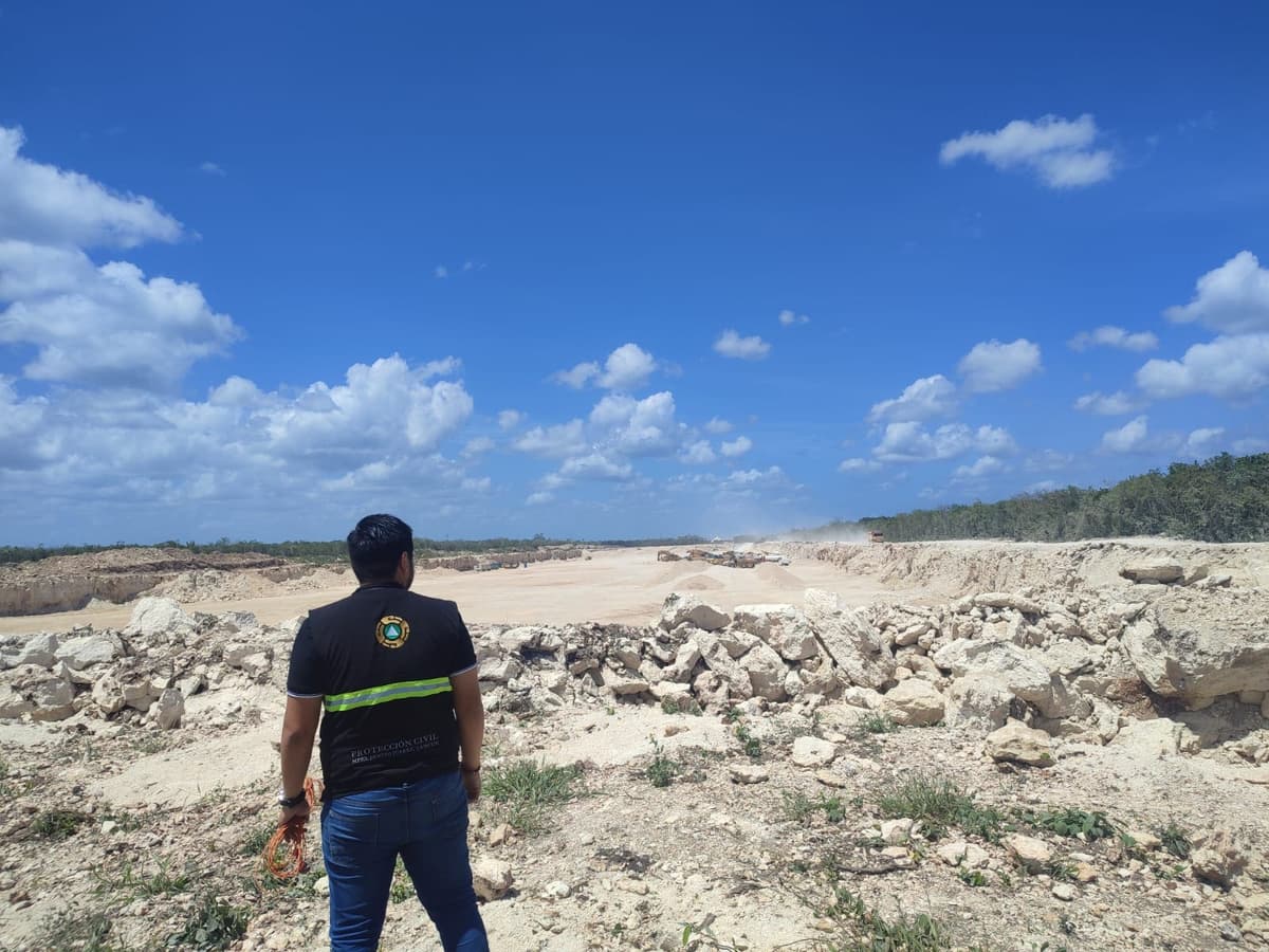 Revisa Protección Civil bancos de material en Cancún tras explosión; clausura uno sin permiso