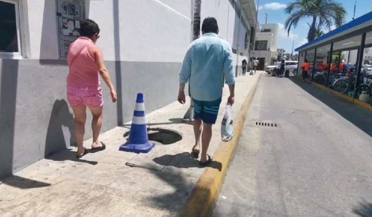 Denuncian tapa de registro de CFE en mal estado en zona turística de Playa del Carmen