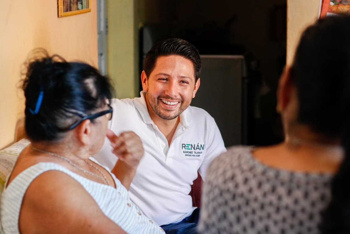 Renán Sánchez “al pie del cañón”; escucha y atiende a los cozumeleños