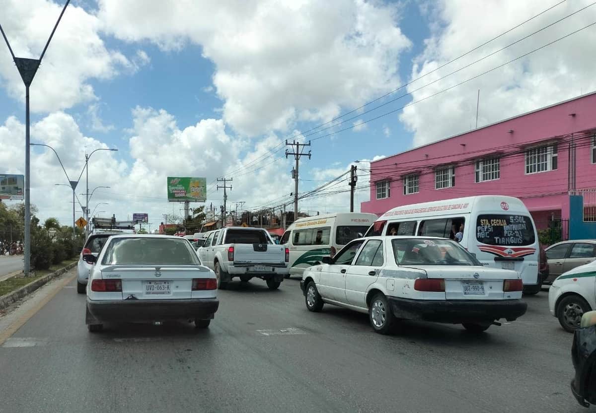 Provoca caos vial cruce peatonal frente al tianguis de la 100 en Cancún