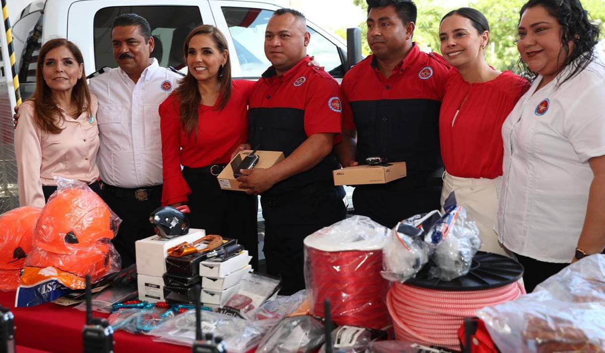 Con millonaria inversión fortalecen y equipan a bomberos de Cancún