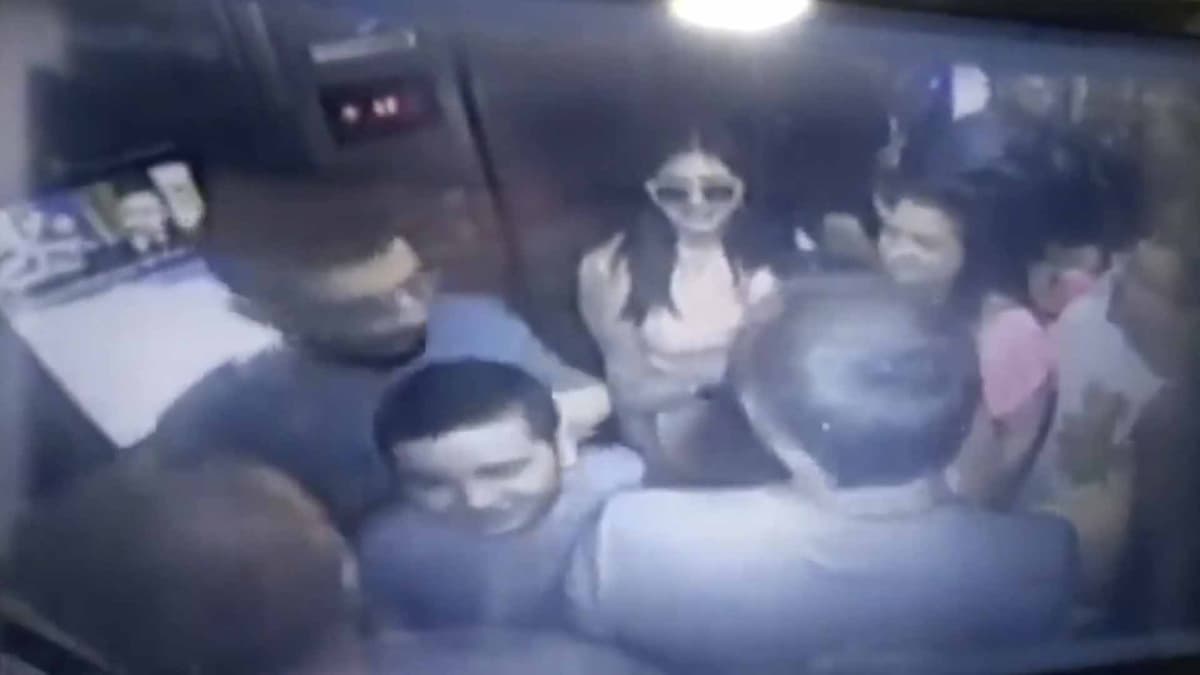 Suben 11 personas a un elevador con capacidad de 8 y se desploma hasta el sótano