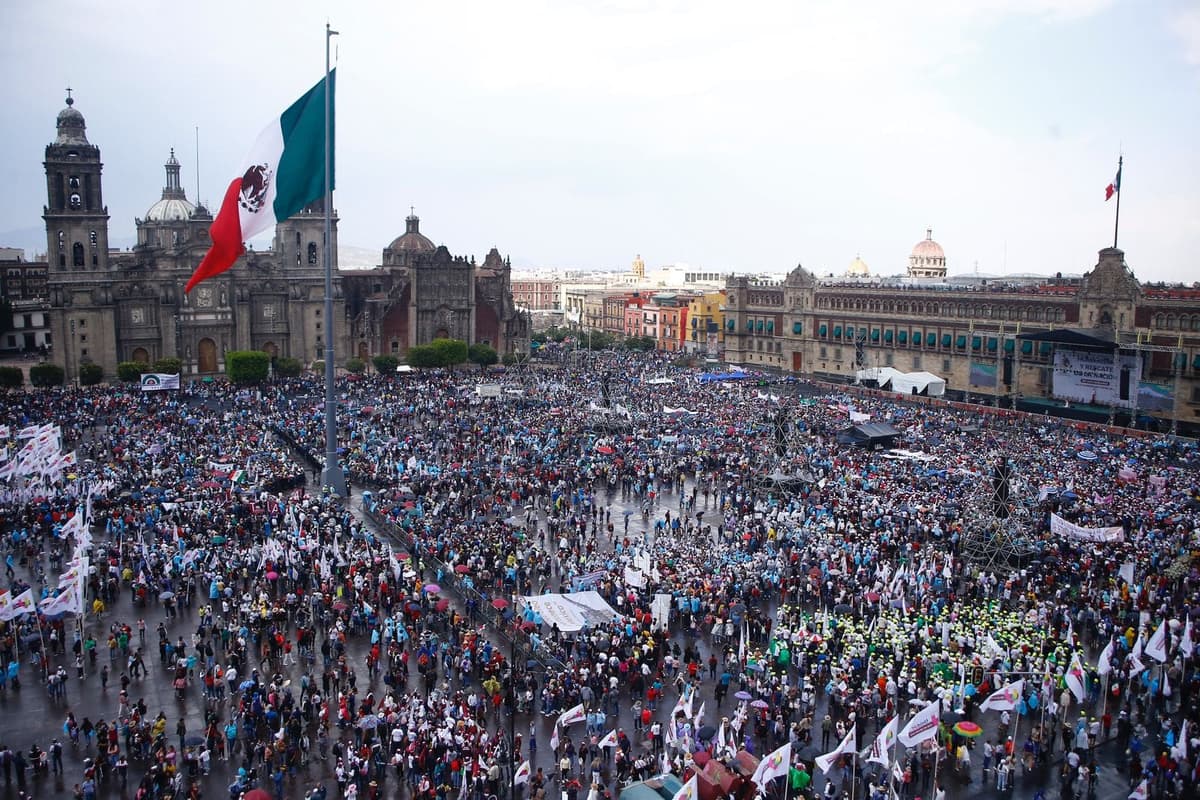 Dos mil morenistas de Quintana Roo respaldan a AMLO en México