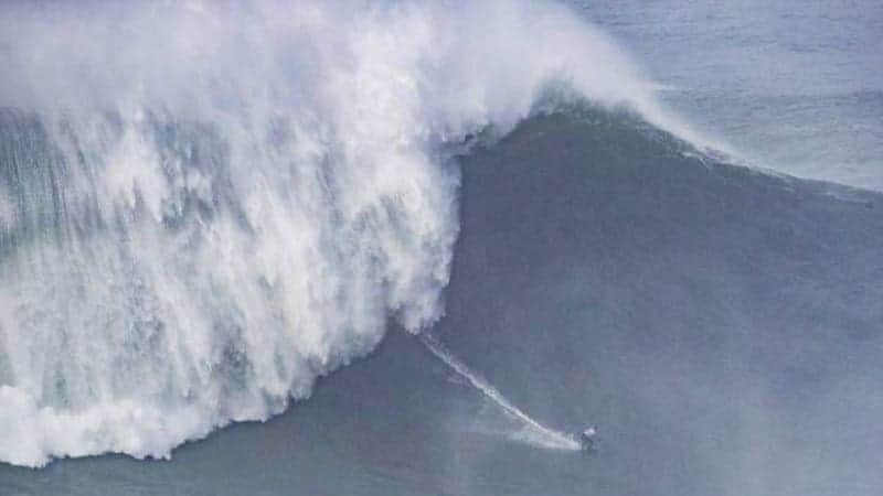 En Australia, hombre rompe récord tras 30 horas seguidas surfeando