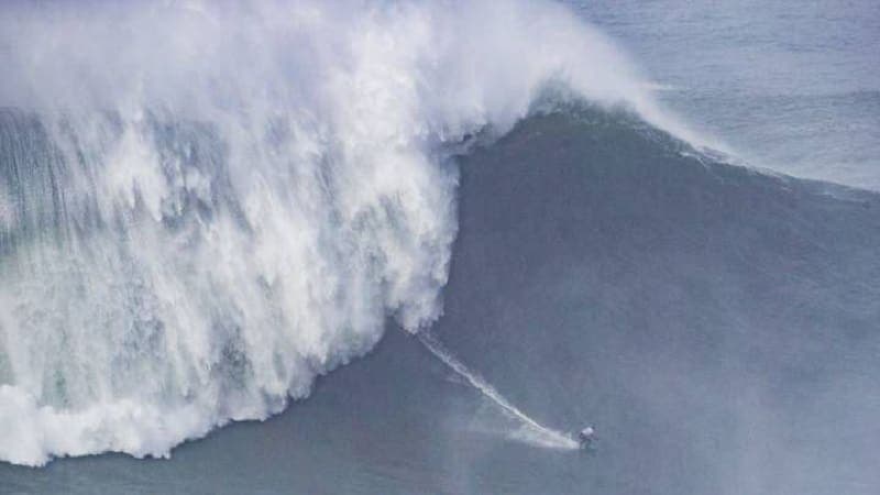 En Australia, hombre rompe récord tras 30 horas seguidas surfeando
