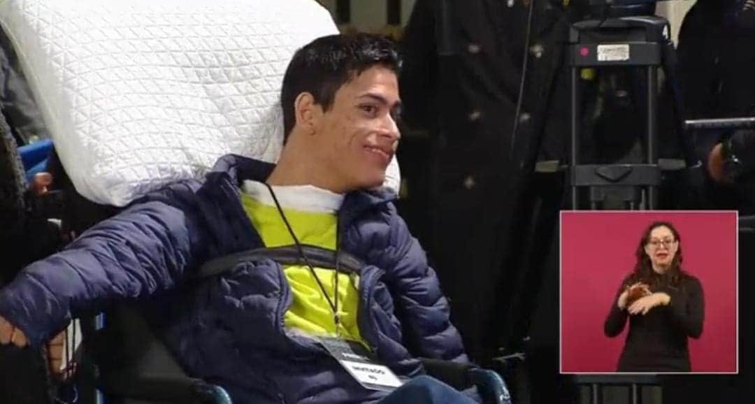 Video: Activista con parálisis cerebral pide a AMLO baños más accesibles