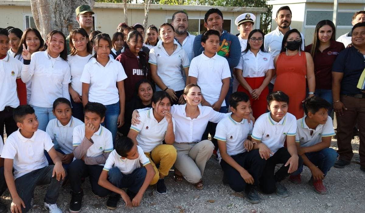 Convive Ana Patricia con alumnos de telesecundaria