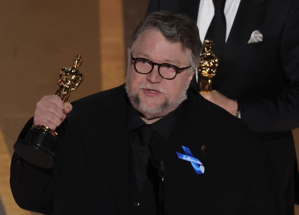 Guillermo del Toro en los Oscar 2023: ¿Por qué usó un moño azul en la ceremonia?