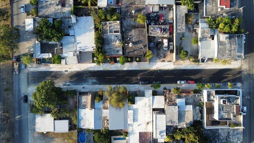 Entrega Mara Lezama repavimentación de calle a vecinos chetumaleños