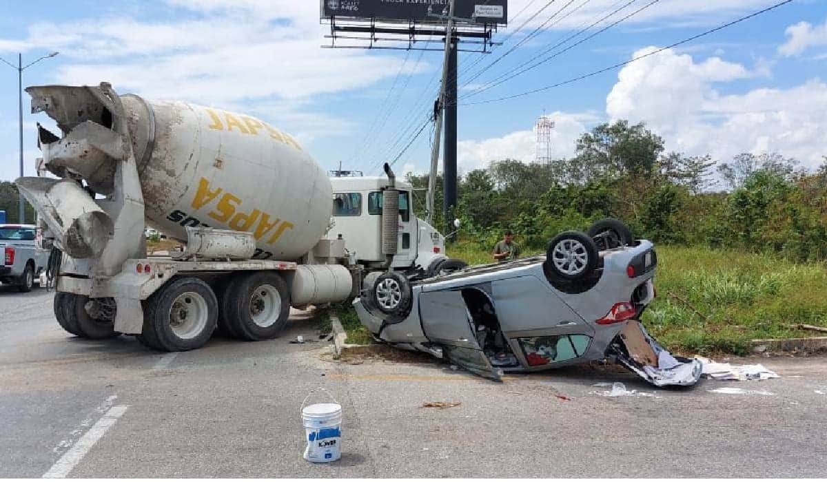 Un lesionado y múltiples daños materiales, saldo de dos choques simultáneos en Playa del Carmen