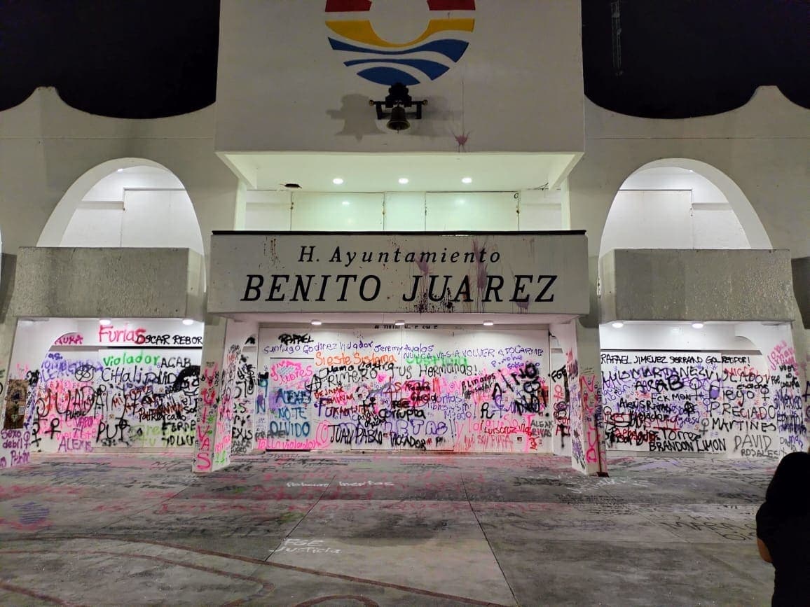 Quedan vandalizados "El Ceviche" y el Palacio Municipal de Cancún, tras marcha por el 8 de marzo