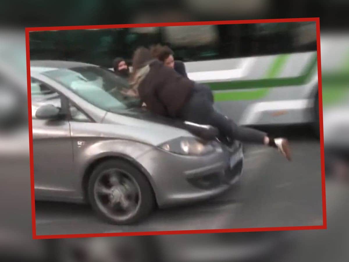 VIDEO: Conductora enfurece y arrolla a mujeres durante una marcha del 8M