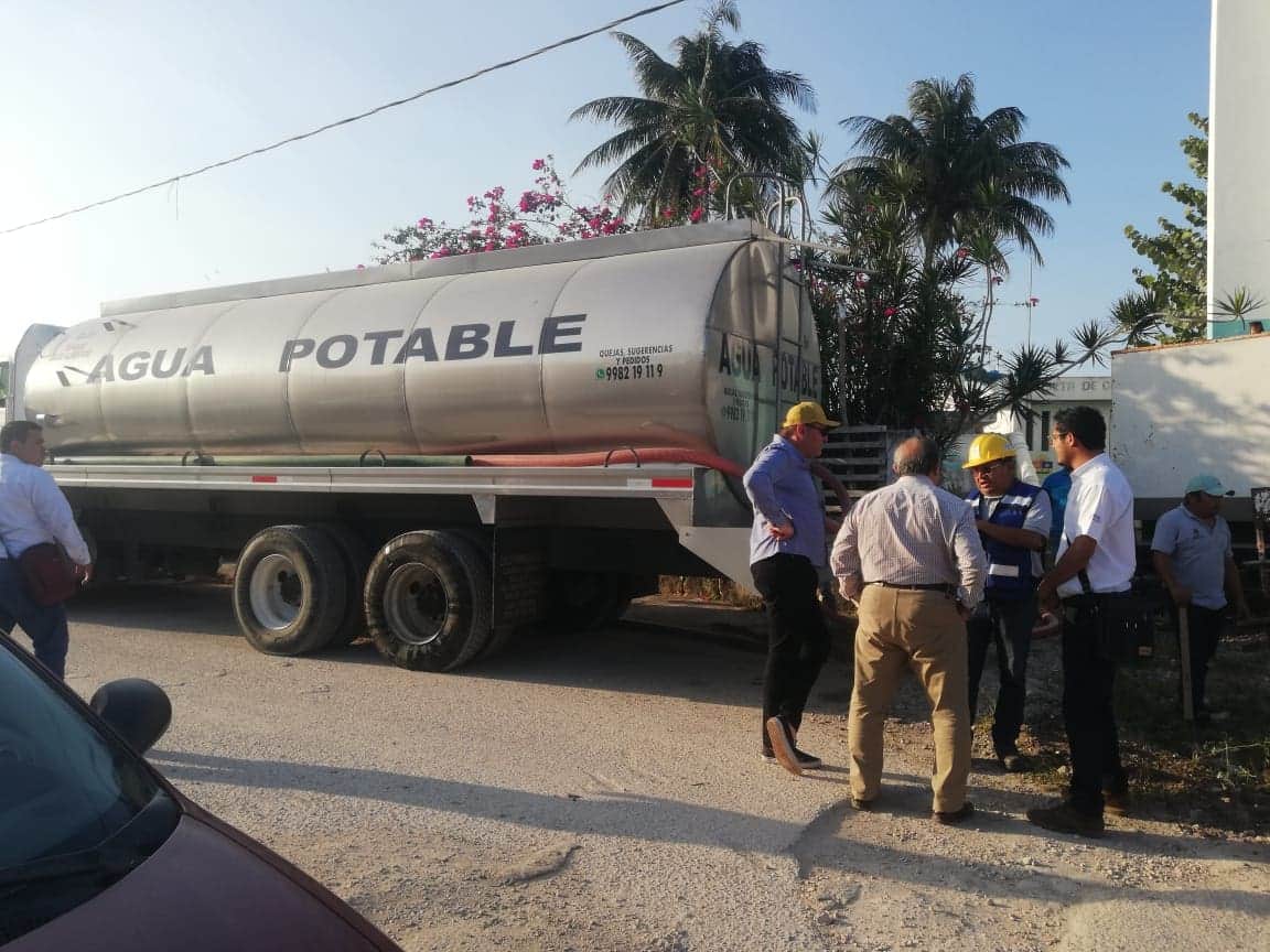 Llevan pipas de agua a Chiquilá tras falla técnica en el bombeo