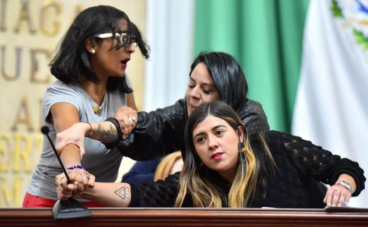 Video: Con insultos y arañazos, diputadas locales de Morena y PAN se pelean por un micrófono