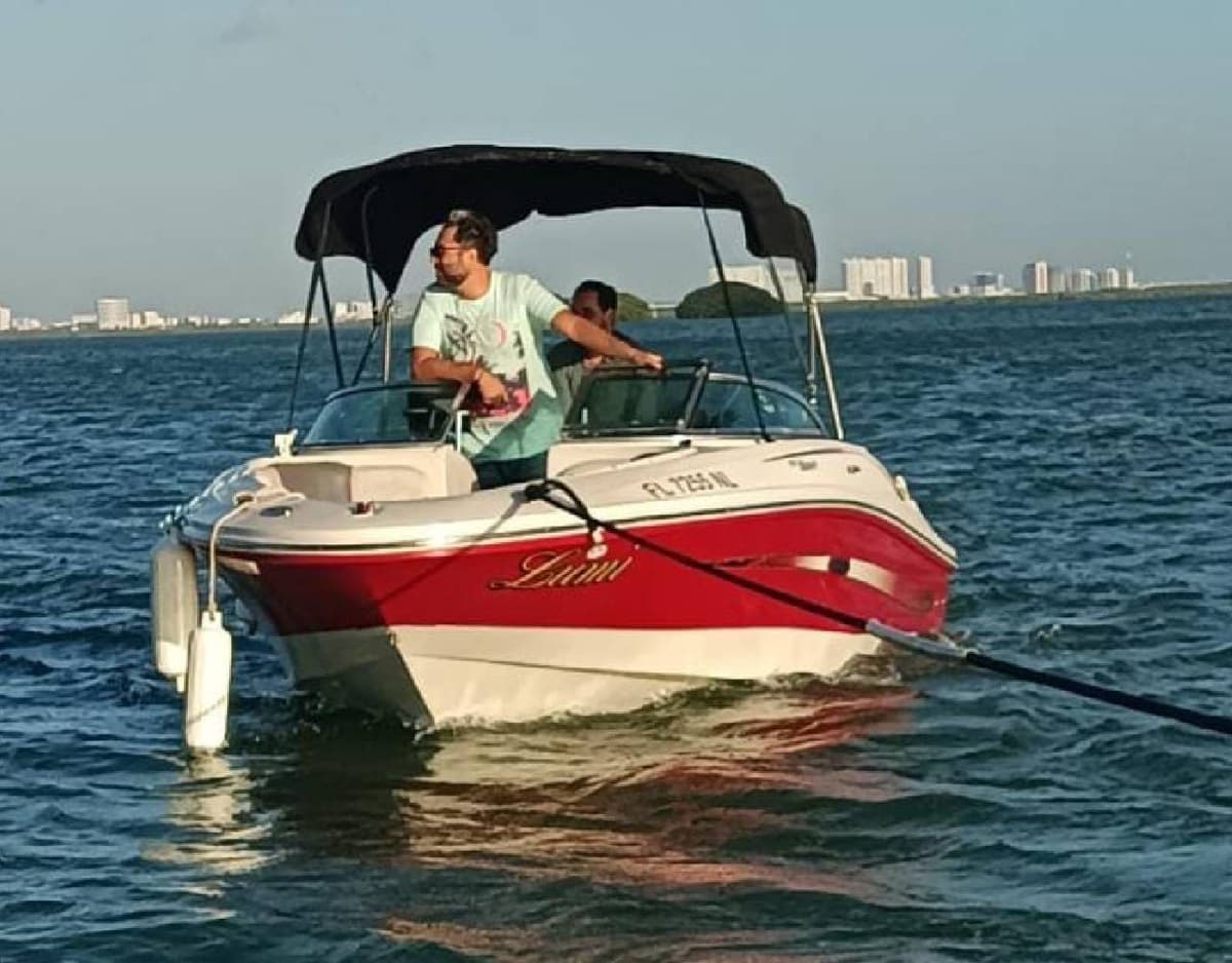 Rescatan a tres personas cuya embarcación quedó varada en la laguna Nichupté de Cancún