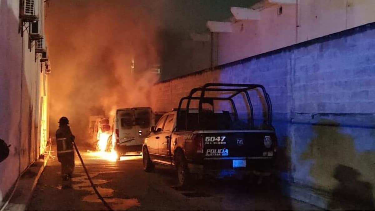 Se incendian tres coches en taller de agencia de autos en Cancún