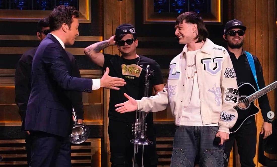 ¡La está rompiendo! Peso Pluma se presenta por primera vez en “The Tonight Show”