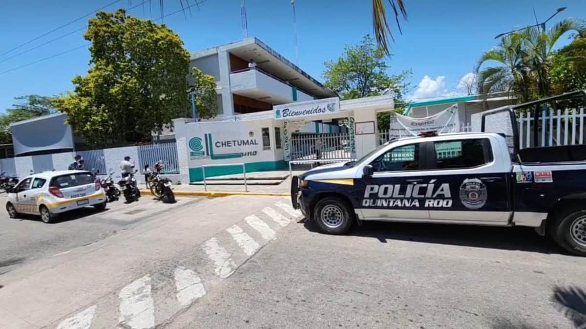 Amaga estudiante con lanzarse del tercer piso del Cobach de Chetumal