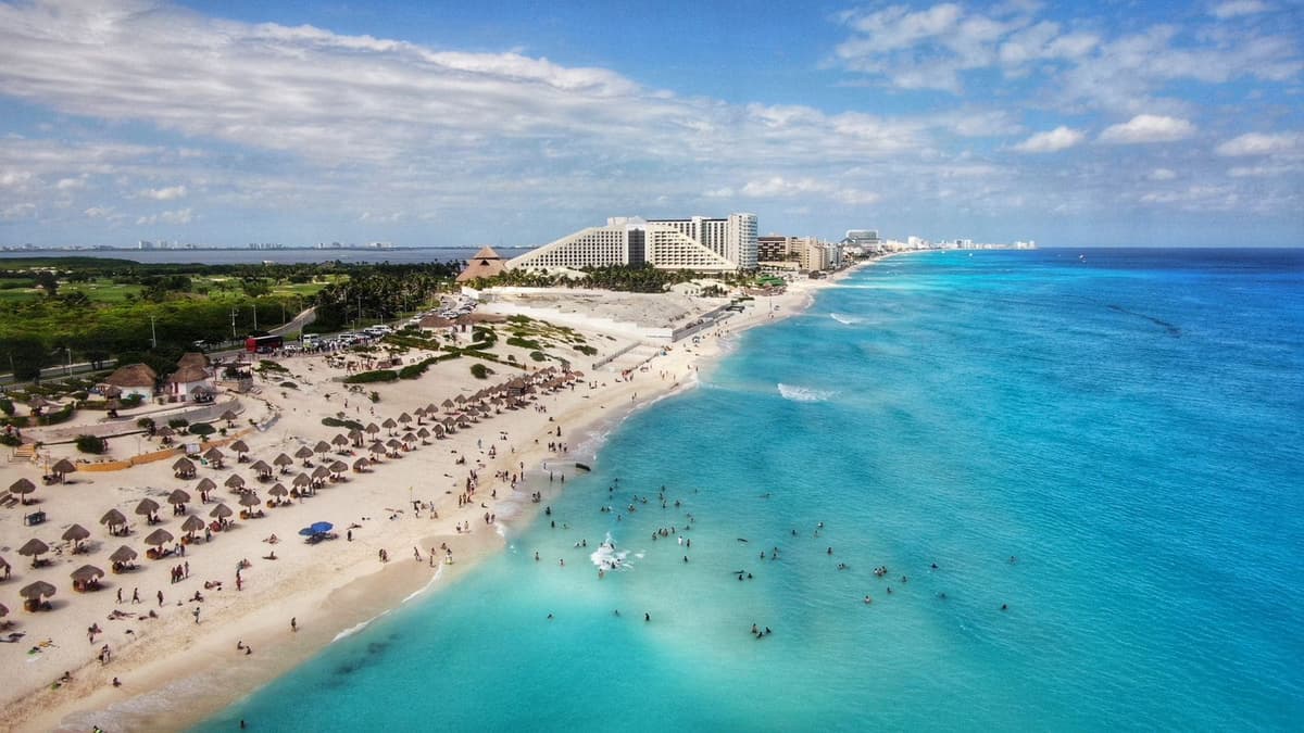 Más de 100 mil visitantes en playas de Cancún por Semana Santa y solo un incidente que lamentar