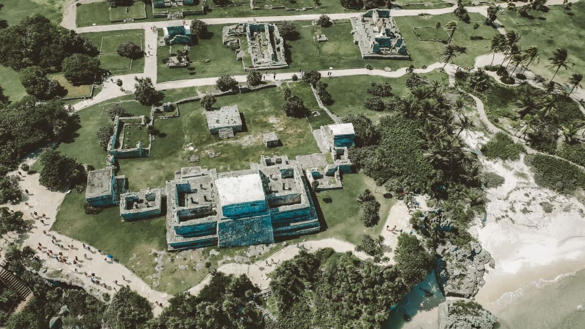 Diego Castañón fortalece cooperación con el INAH para mejorar la zona arqueológica de Tulum