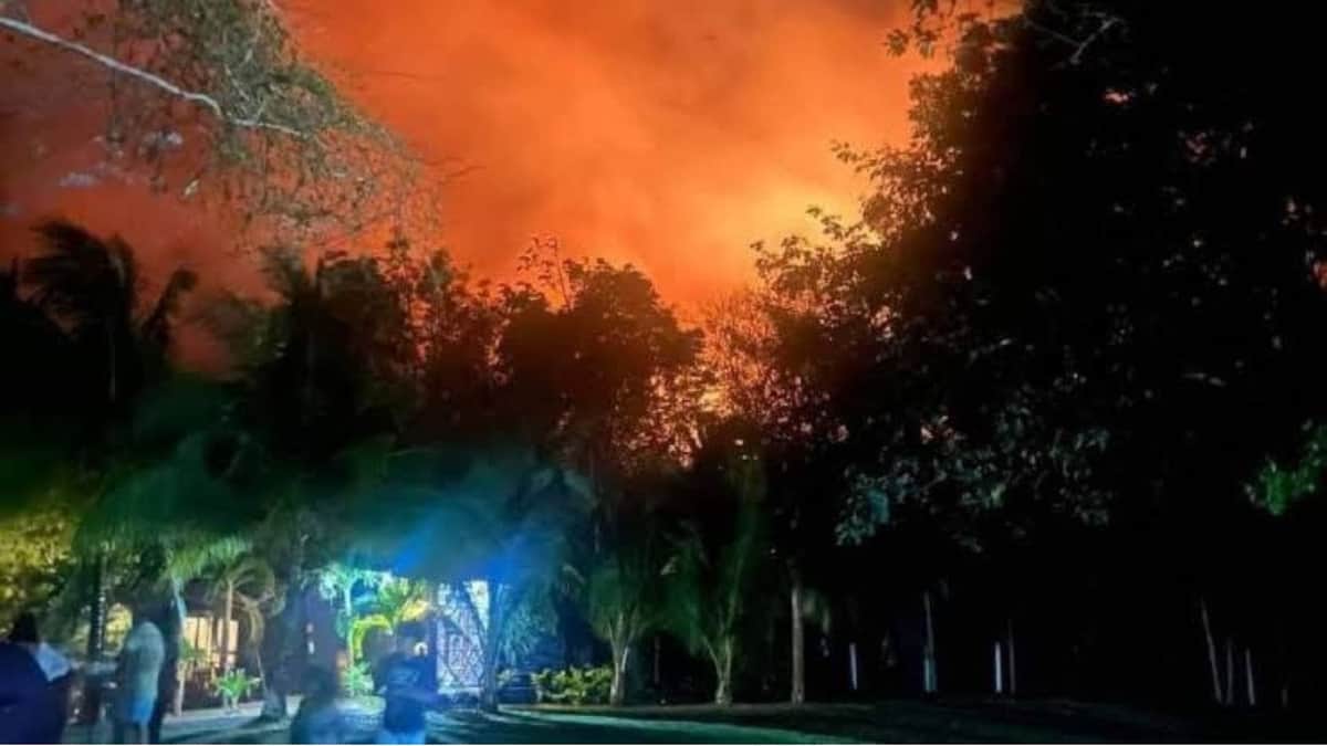 Bomberos de Playa del Carmen combaten un incendio forestal y varios en la ciudad