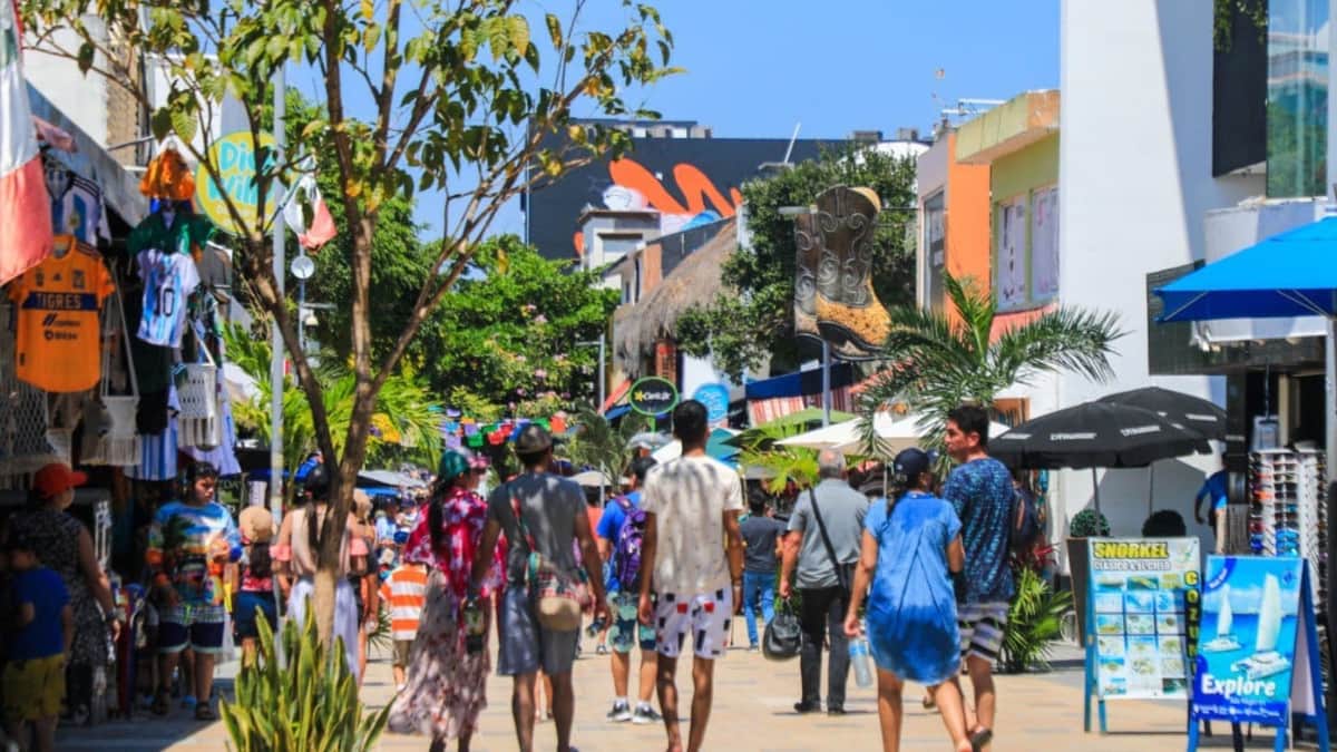 Muchos turistas, pero pocas ventas para comerciantes del centro de Playa del Carmen