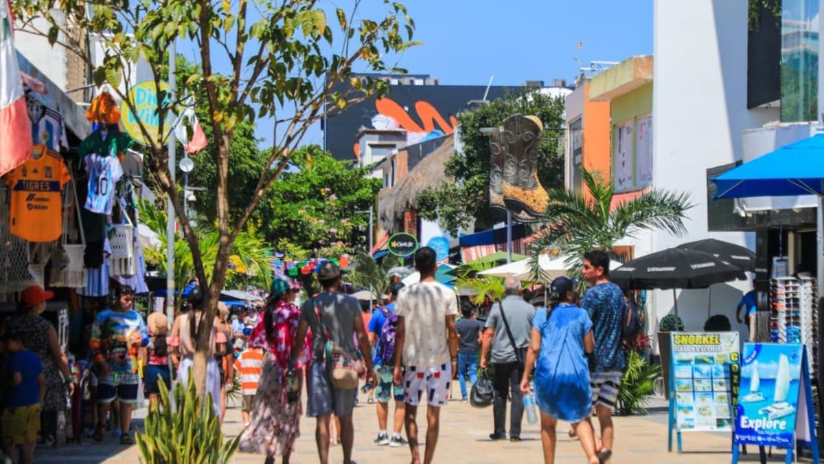 Muchos turistas, pero pocas ventas para comerciantes del centro de Playa del Carmen