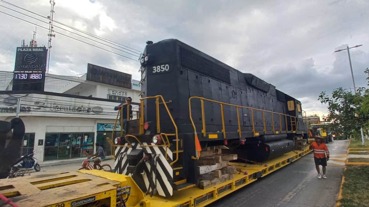 Locomotora del Tren Maya pasa por el centro de Tulum