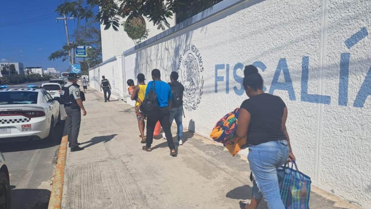 Retienen a 49 migrantes haitianos que venían de Chiapas a Cancún