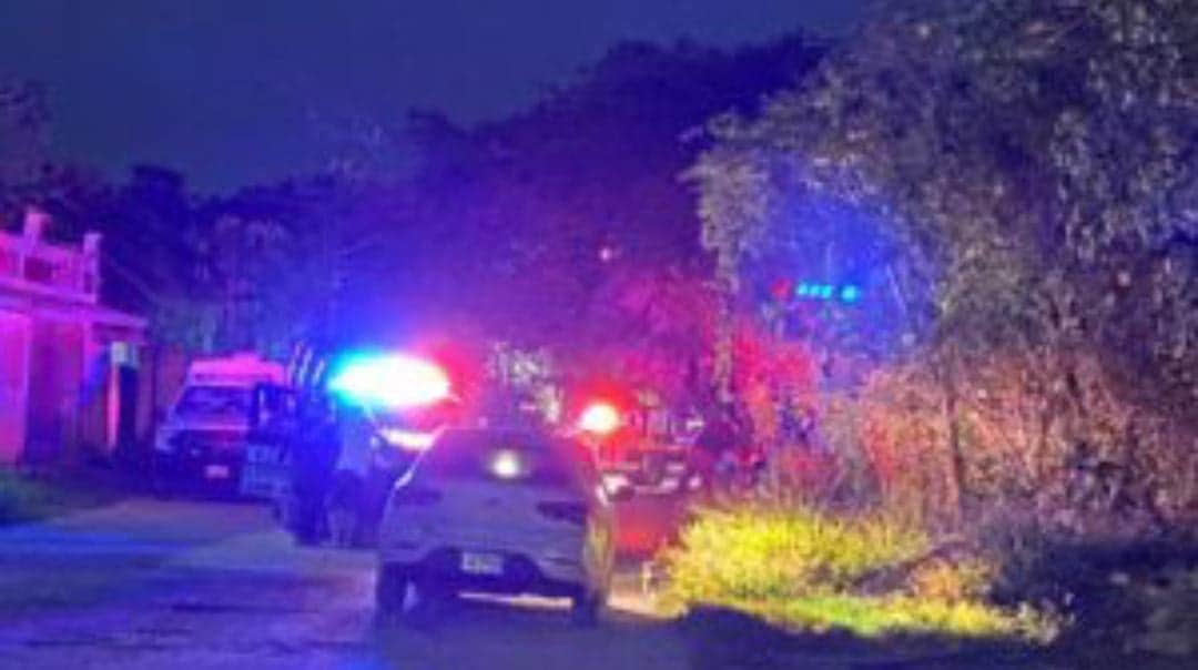 Balean a dos hombres en moto en Cancún; uno muere al instante