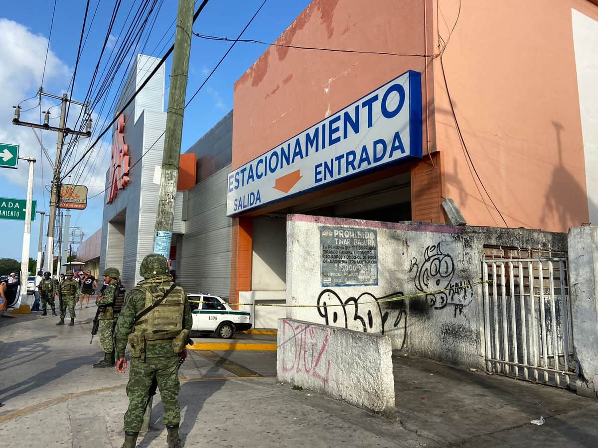 Dejan cuerpo desmembrado en estacionamiento de supermercado de Cancún