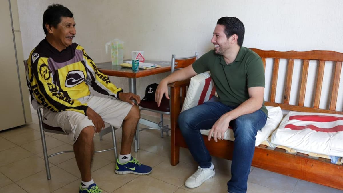 El diputado Renán Sánchez se mantiene cercano a los cozumeleños con visitas a sus hogares