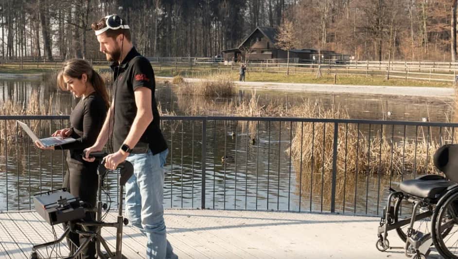 Parapléjico vuelve a caminar gracias a tecnología para conectar cerebro con médula espinal