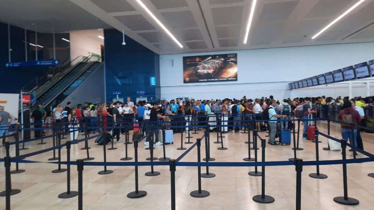 Reporta aeropuerto de Cancún hasta 20 vuelos cancelados debido a la ceniza del volcán