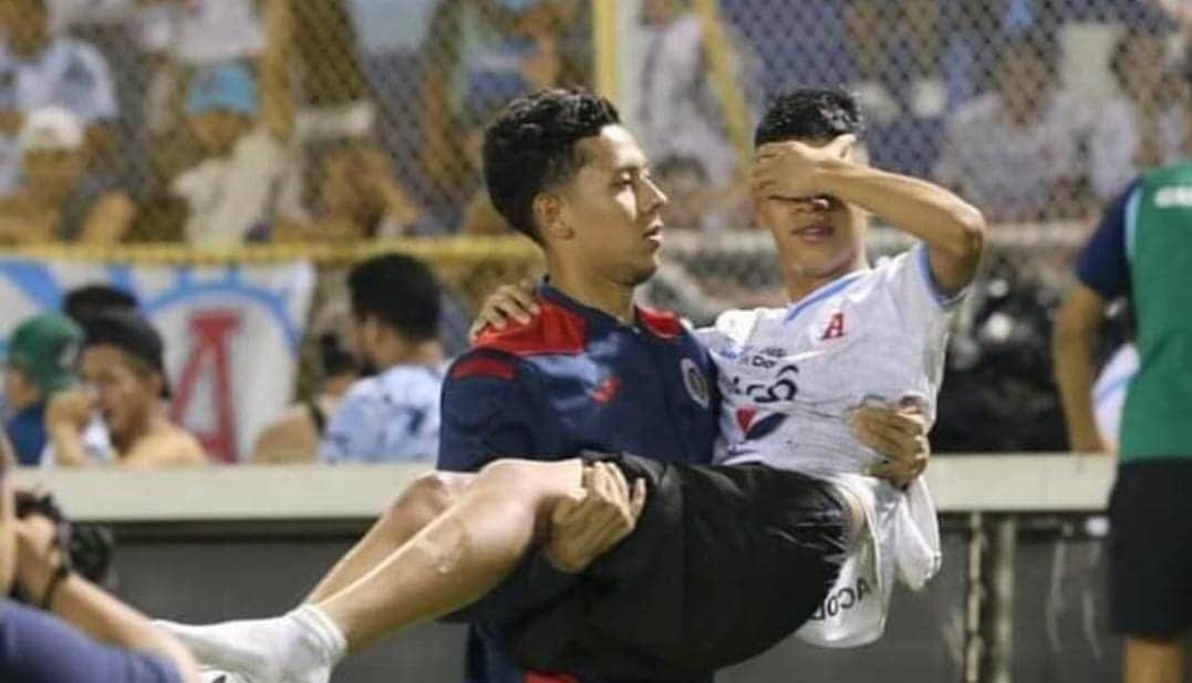 Video: Estampida en estadio de futbol de El Salvador deja 12 muertos y 100 heridos