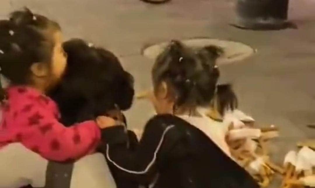 Video: Policías de Cdmx le tiran sus churros a mujer que vendía en la calle con sus hijas