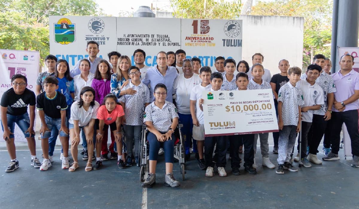 Diego Castañón entrega becas deportivas municipales a Tulumnenses