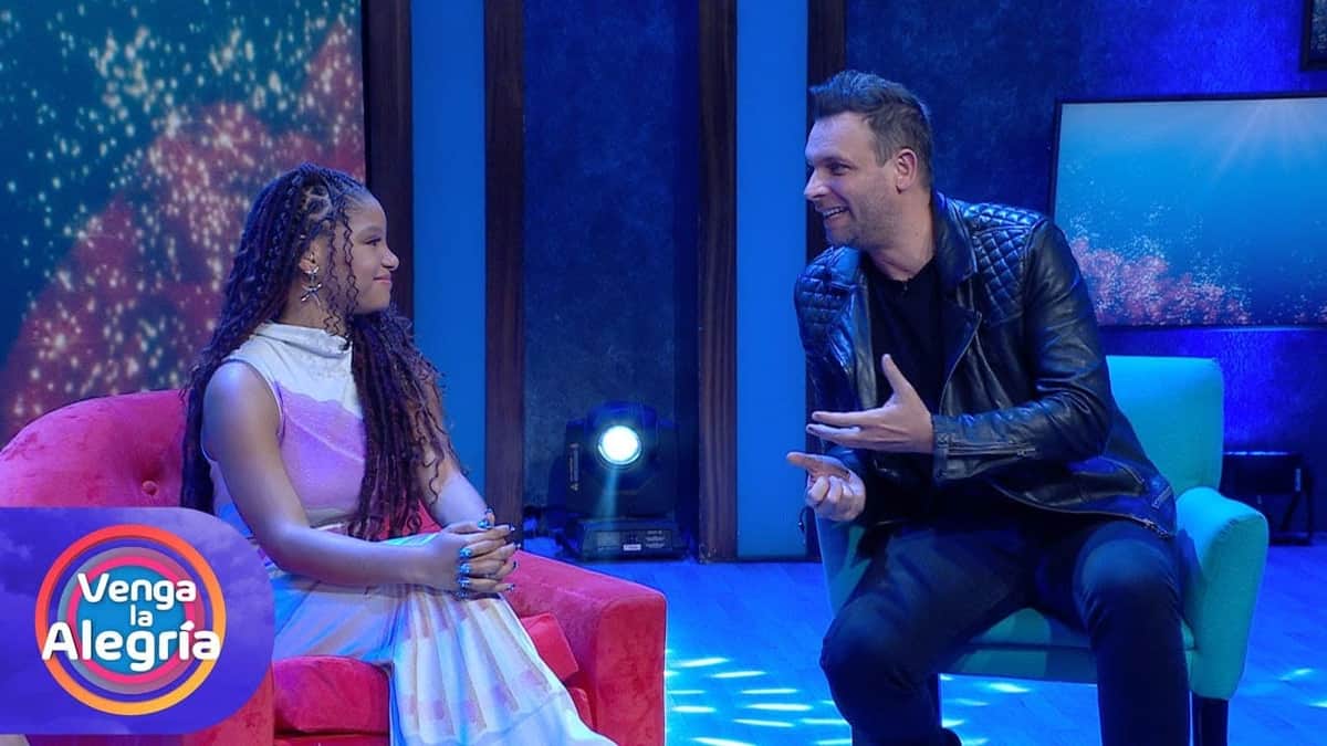 Video: “Te juro que ni nos fijamos en tu color de piel”, le dice conductor a La Sirenita