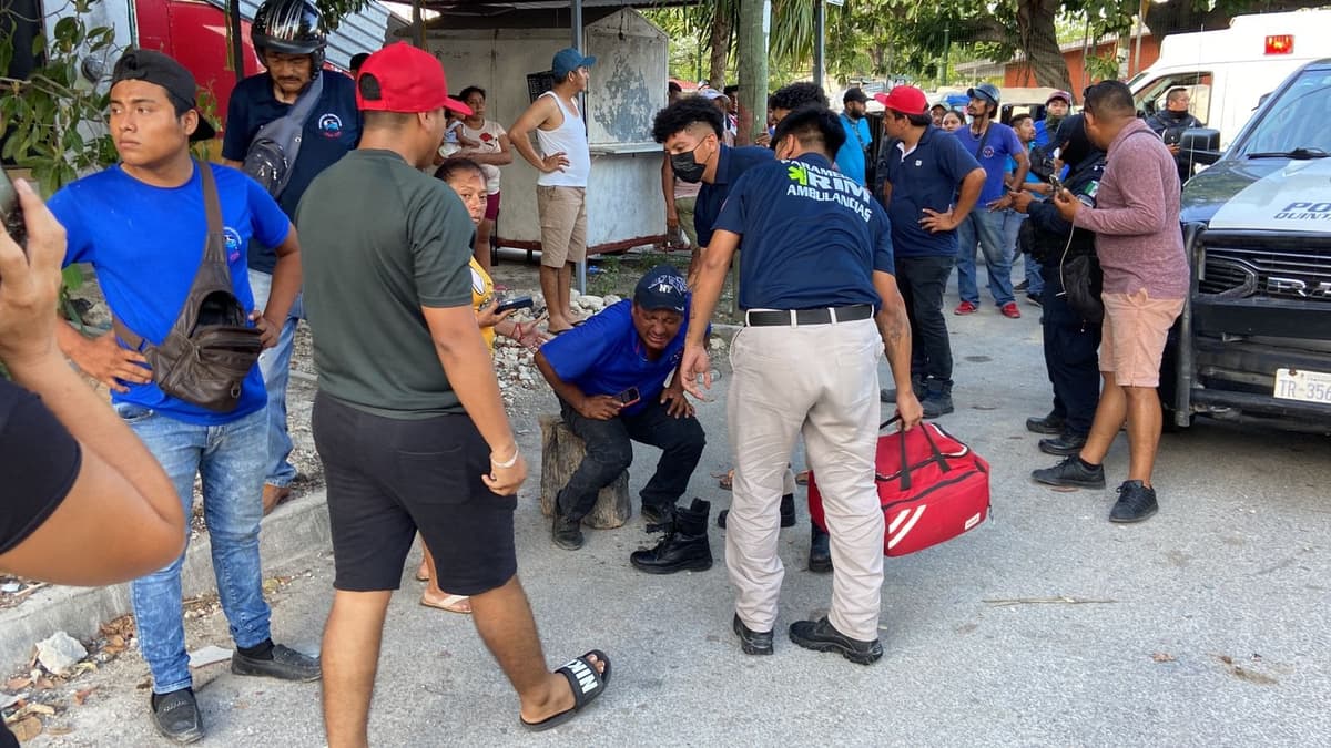 Golpean taxista y policías a chofer de mototaxi tras chocar en Cancún