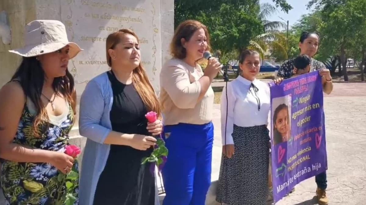 Protestan en Playa del Carmen madres víctimas de violencia vicaria; mujer inicia huelga de hambre